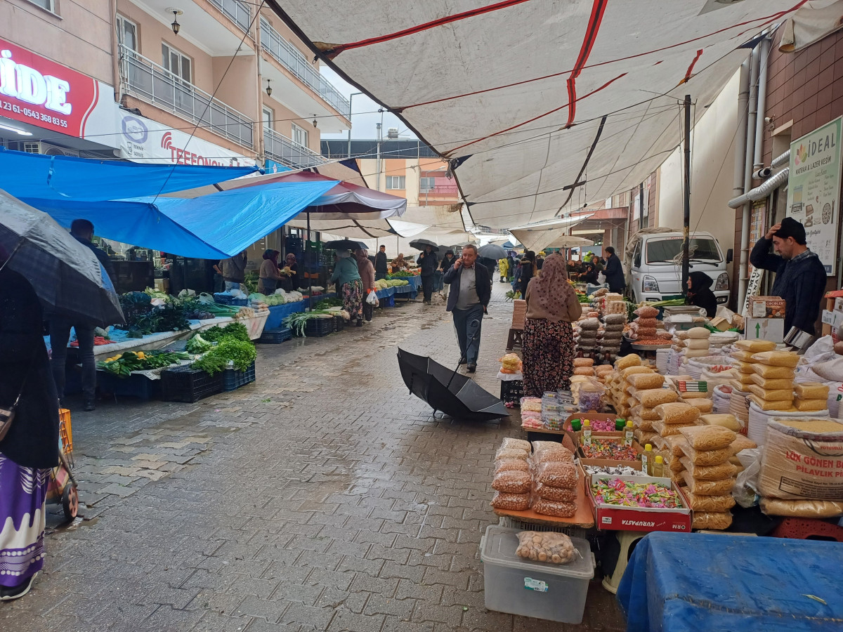 Köşk halkı çamur içinde alışverişten kurtulmak için Belediye Başkanı Güler’e seslendi